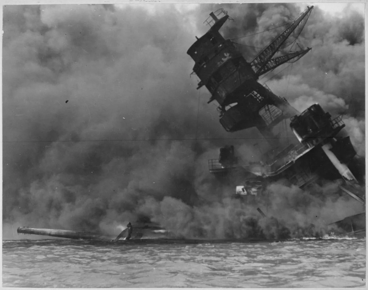 Pearl Harbor saldırısında batan USS Arizona zırhlısı, siyah-beyaz arşiv fotoğrafı
