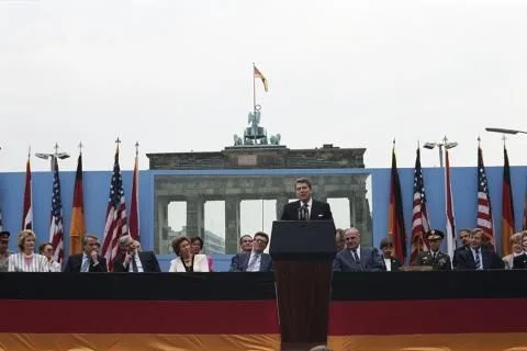 Reagan'ın Berlin Duvarı önündeki konuşmasından bir kare