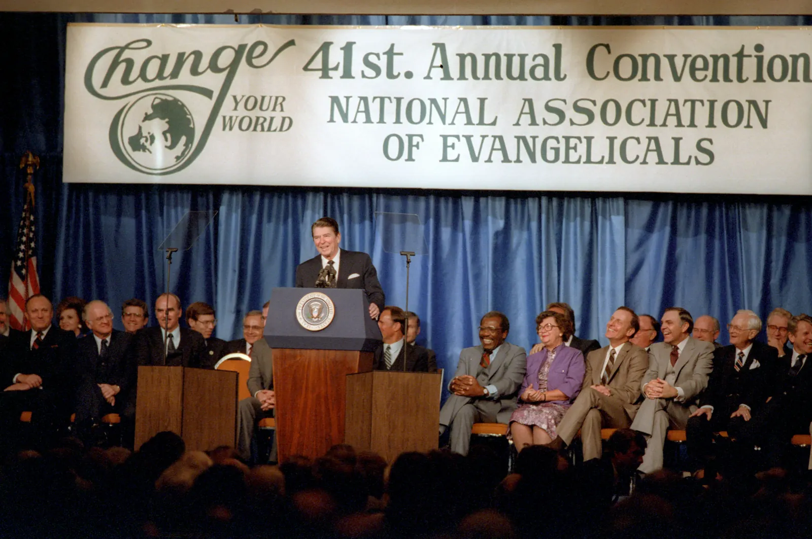 Reagan'ın Ulusal Evanjelikler Birliği'ne (NAE) hitap ettiği kürsü sahnesi