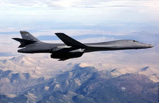 Uçuş hâlindeki B-1B Lancer stratejik bombardıman uçağı