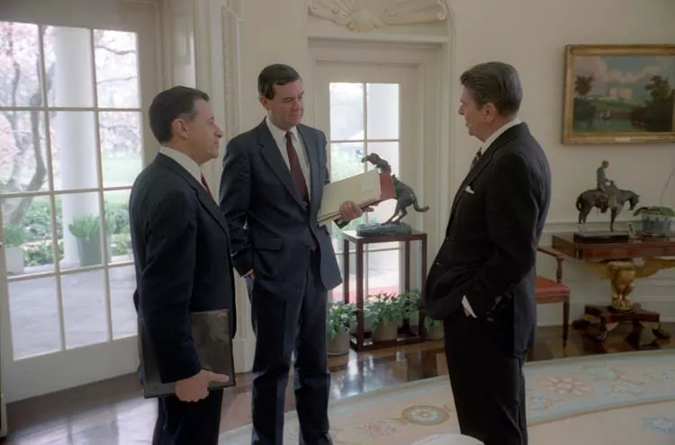 Reagan, Ulusal Güvenlik Danışmanı William Clark ve Savunma Bakanı Caspar Weinberger ile Oval Ofis'te