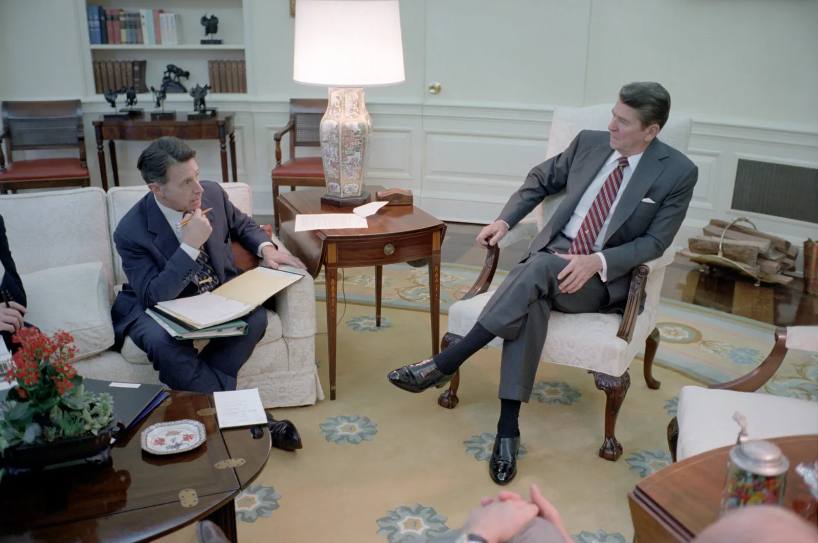 Reagan'ın Oval Ofis'te bir danışmanıyla bütçe toplantısı